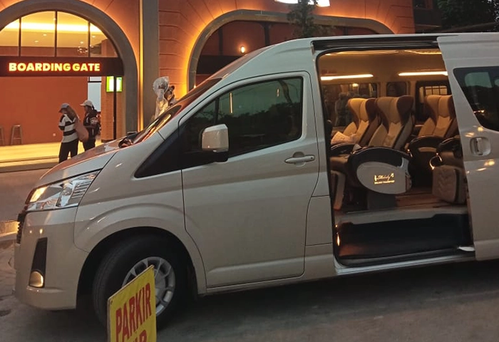 Hiace luxury 8 seat