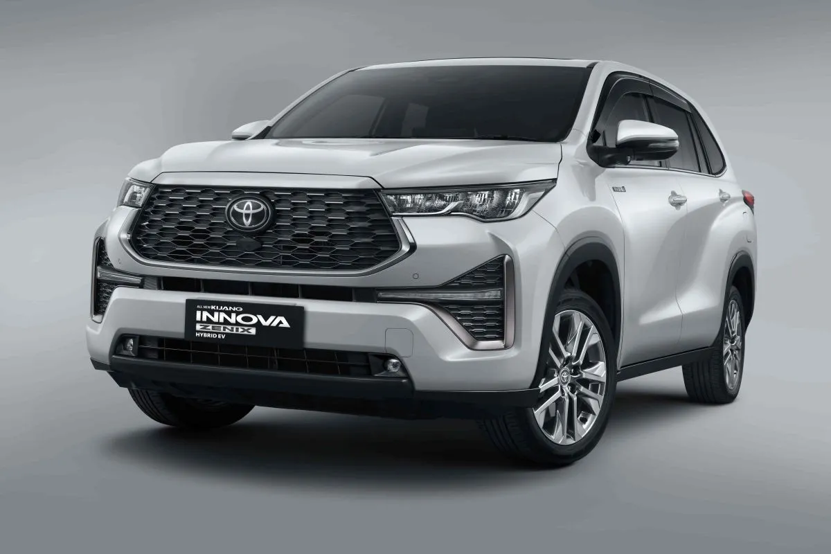 Sewa Mobil Innova Zenix by JLC